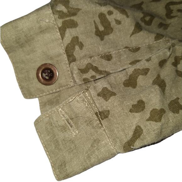 Vintage Baggy Cheetah Print Button Down Shirt size M Green Animal Print Pockets - Picture 2 of 7